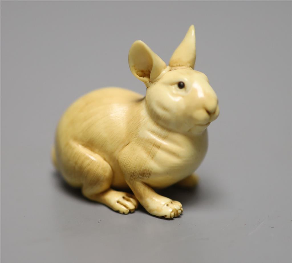A Japanese ivory netsuke of a rabbit, late 19th /early 20th century, height 3.5cm